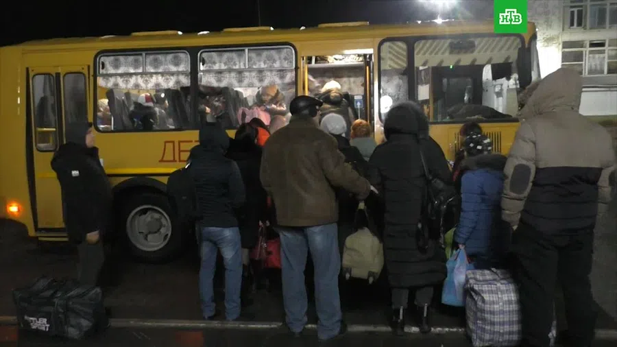 Война на Украине 2022: Беженцы бегут из Донбасса десятками тысяч на автобусах и поездах, мужчин призвали взять оружие и защищаться. Только из ДНР вывезут 700 тыс. человек