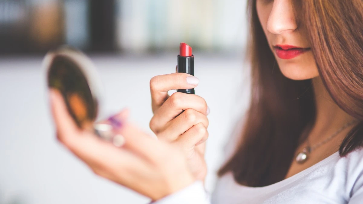 7 странных способов, которыми ваш макияж влияет на вашу личную жизнь. Поцелуи с губной помадой могут стать смертельными 