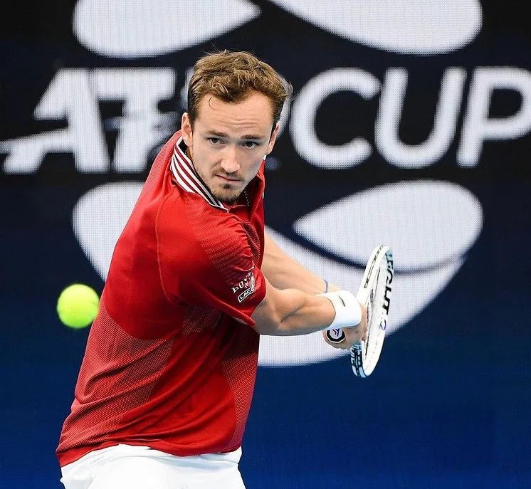 Теннисист Даниил Медведев выиграл матч со счетом 0:2 в партиях против канадца