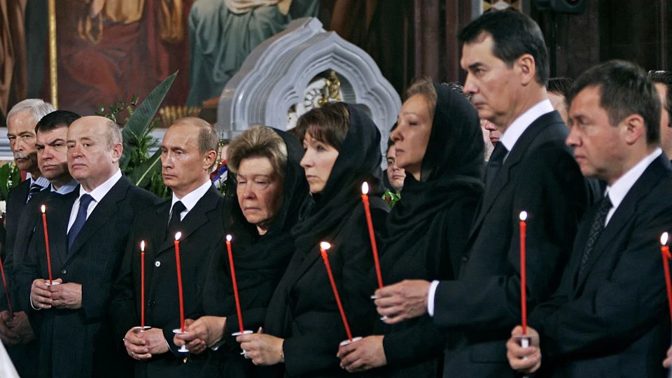 Российские официальные лица и члены семьи бывшего президента России Бориса Ельцина присутствуют на церемонии похорон Ельцина в храме Христа Спасителя в Москве 25 апреля 2007 года. Фото: REUTERS/ИТАР-ТАСС/ПРЕСС-СЛУЖБА ПРЕЗИДЕНТА (РОССИЯ)