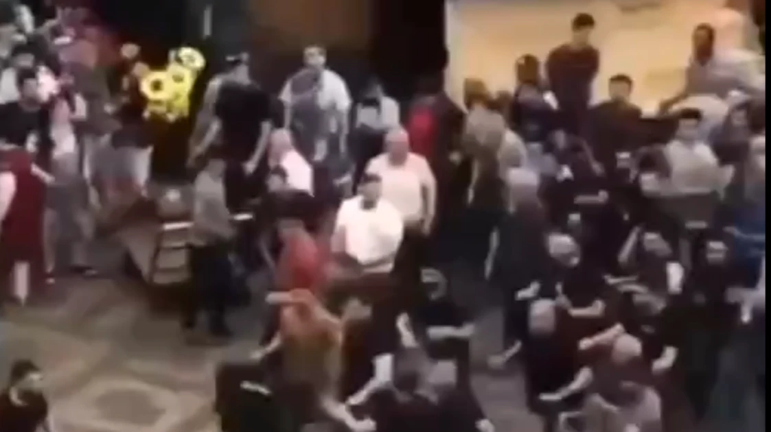 Мужчины толпой избивают друг друга. Фото: кадр из видео 