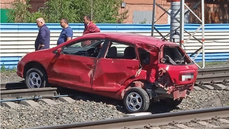 В Бердске поезд сбил красную иномарку на железнодорожном переезде на ул. Калинина. Тела из машины не выносили