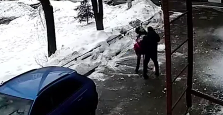 Маленькой девочке и ее матери на голову дворники сбросили ледяную глыбу в центре Москвы. Пострадавшим понадобилась помощь медиков