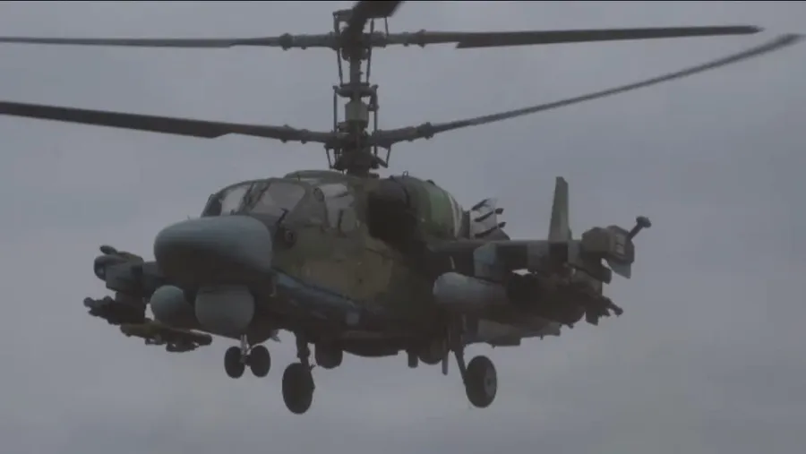 Минобороны показало видео уничтожение склада вооружений ВСУ с помощью ракетного комплекса «Вихрь» на вертолете Ка-52