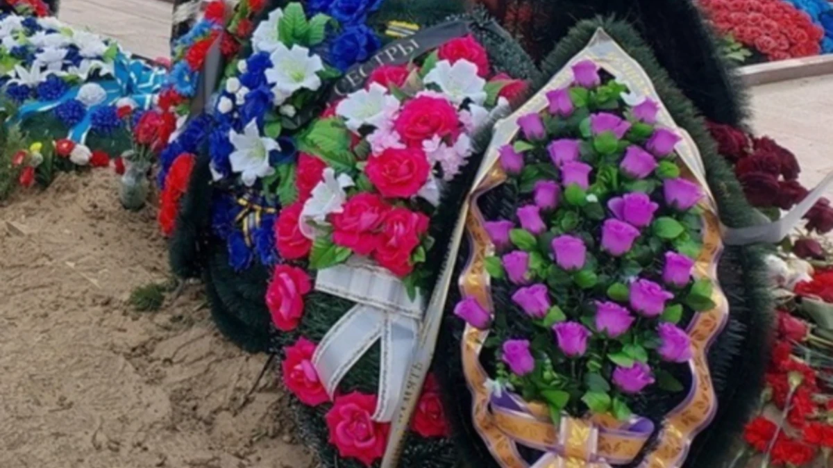 «Забили фамилию в поиск и увидели, что погиб» 23-летнего экс-бойца ЧВК «Вагнер» эксгумировали и перезахоронили – могилу Дениса Димиева почти забетонировали