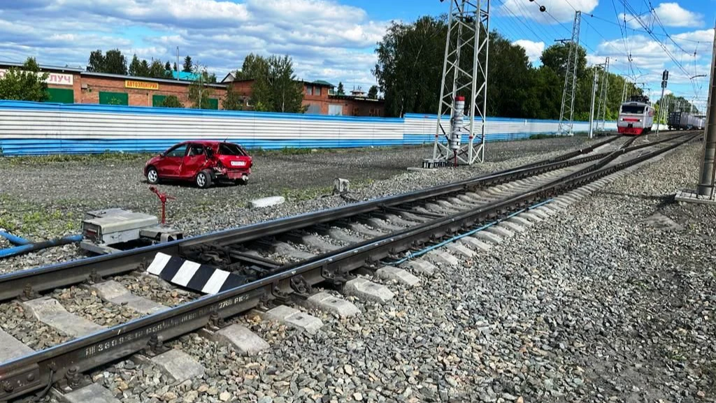 В Бердске после тарана Honda Civic электричкой на переезде у вокзала транспортная прокуратура начала проверку