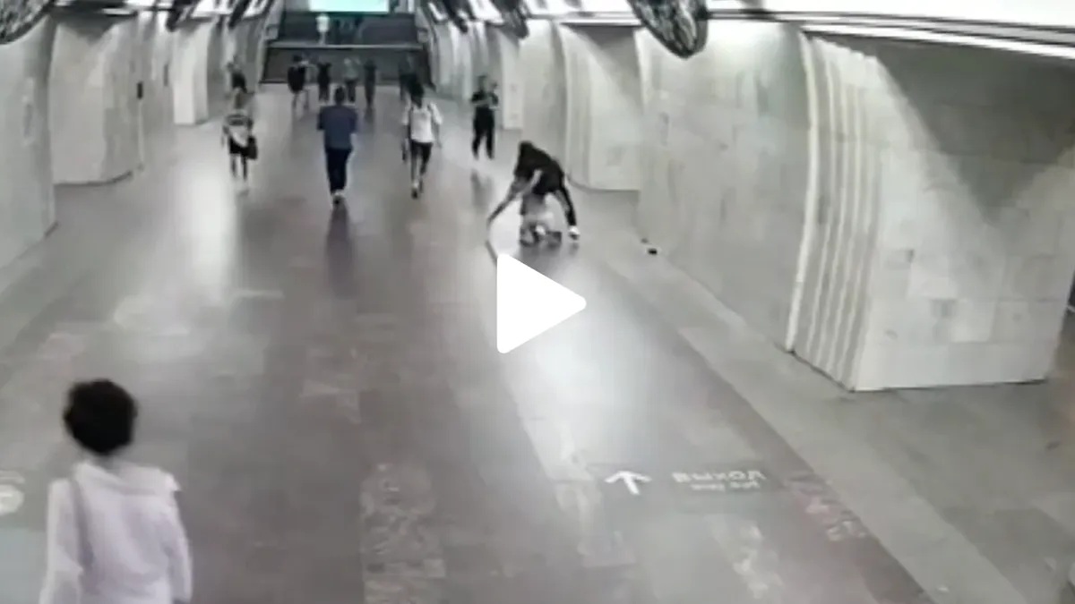 В московском метро 27-летний мужчина избил иностранца по голове, заявив о том, он не захотел с ним общаться. Инцидент попал на видео 