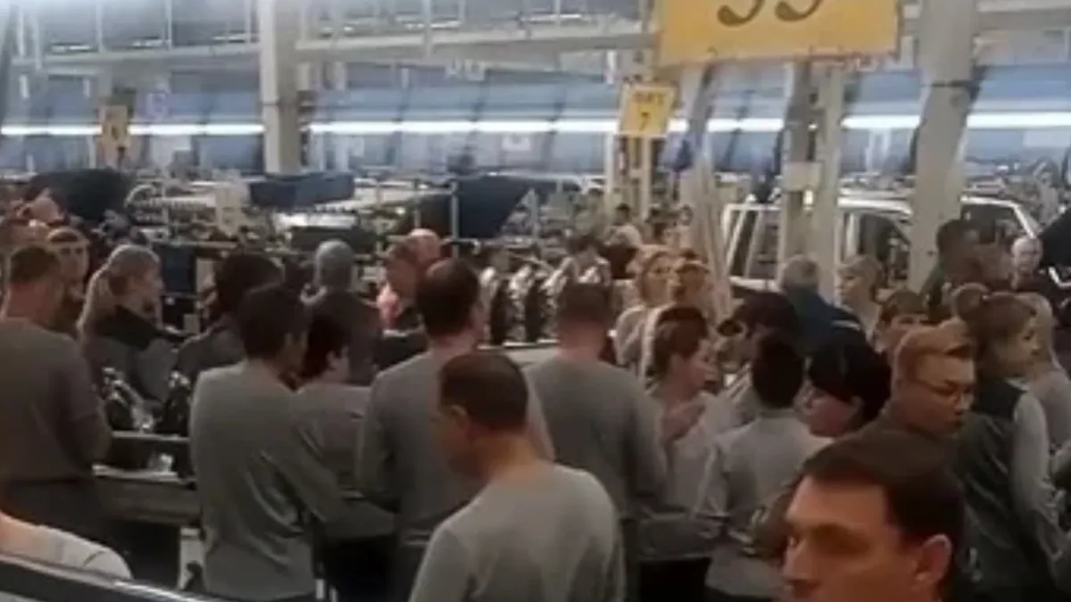 Рабочие УАЗа потребовали от гендиректора завода увеличения зарплат