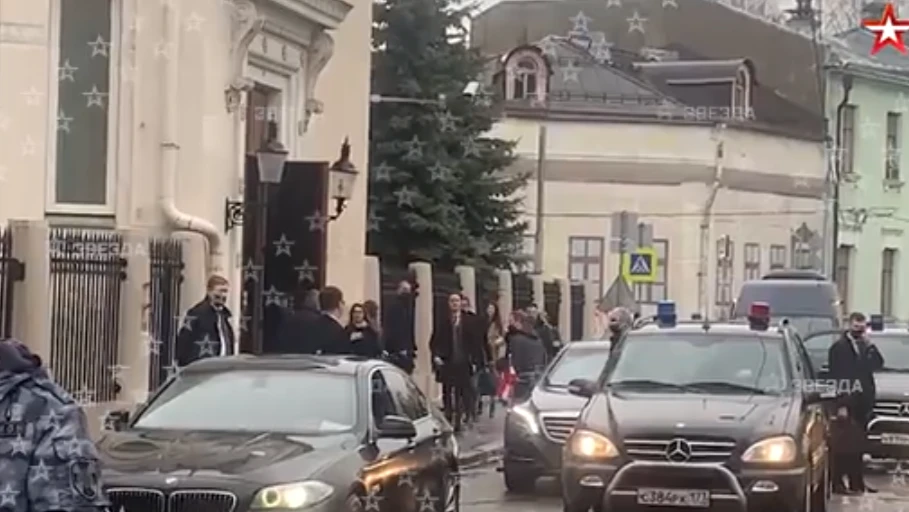 Приезд канцлера Австрии Карла Нехаммера в Москву попал на видео. Политик намерен переговорить с Владимиром Путиным о ситуации на Украине