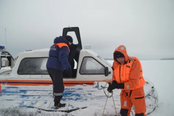 Бердские спасатели приходят на помощь рыбакам, провалившимся под лед