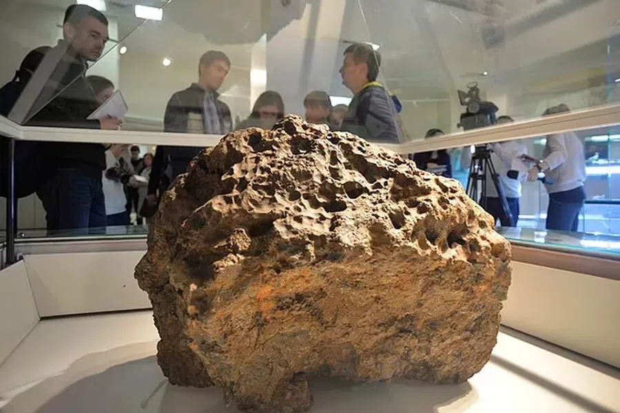 Челябинский метеорит, взорвавшийся в 2013 году, мог быть причастен к гигантскому удару, сформировавшему Луну: исследование