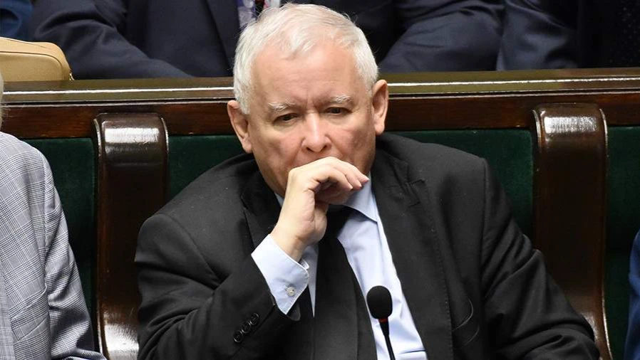 В Польше кортеж лидера правящей партии Ярослава Качиньского забросали яйцами - видео