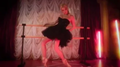 «Настюха, жги!»: Анастасия Волочкова в черной пачке устроила стриптиз прямо у балетного станка. Россияне пришли в шок
