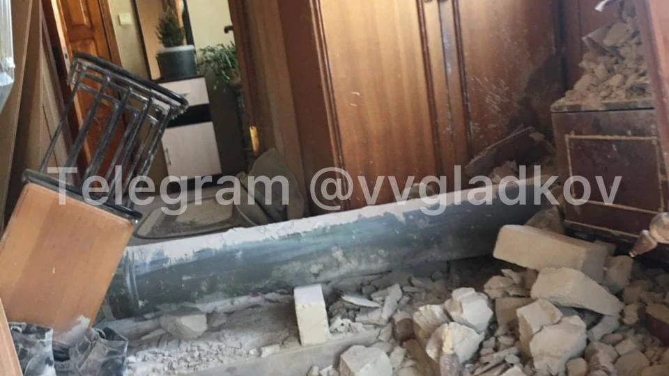 Разрушения в доме после взрыва снаряда. Фото: из телеграм-канала Вячеслава Гладкова 