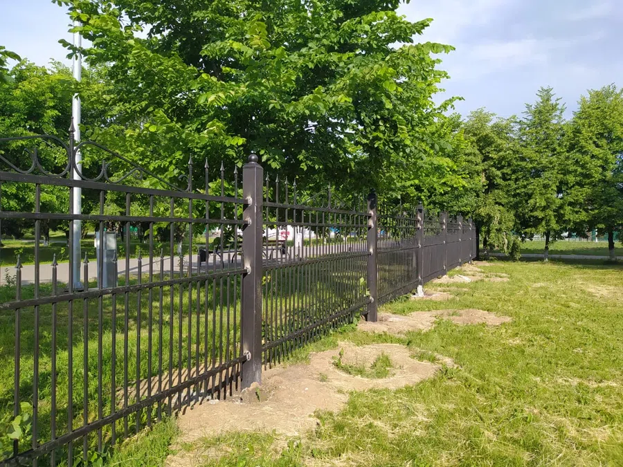 Двухметровым черно-матовым забором с завитушками обнесли парк Бердска после глобальной реконструкции в июне 2021. Смотрите фото и видео