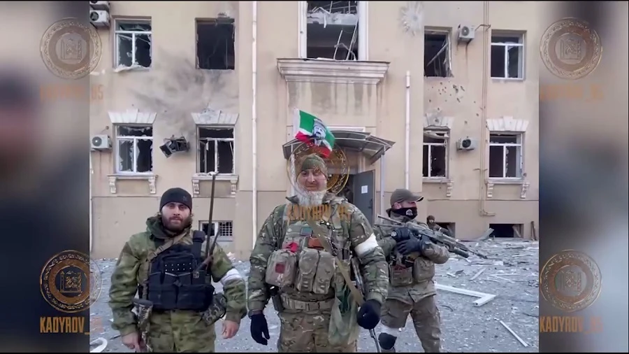 Чеченские бойцы установили флаг над мэрией Мариуполя. Фото: скриншот с видео в телеграм-канале Рамзана Кадыров 