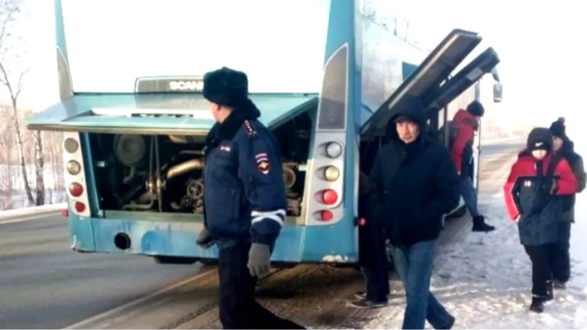 Автобус с детской хоккейной командой из Бердска застрял на трассе. 19 замерзших детей пришлось экстренно эвакуировать