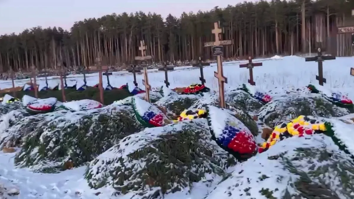 Бойцов «Вагнер» хоронят на Северном кладбище Березовского. Фото: кадр из видео | E1.RU