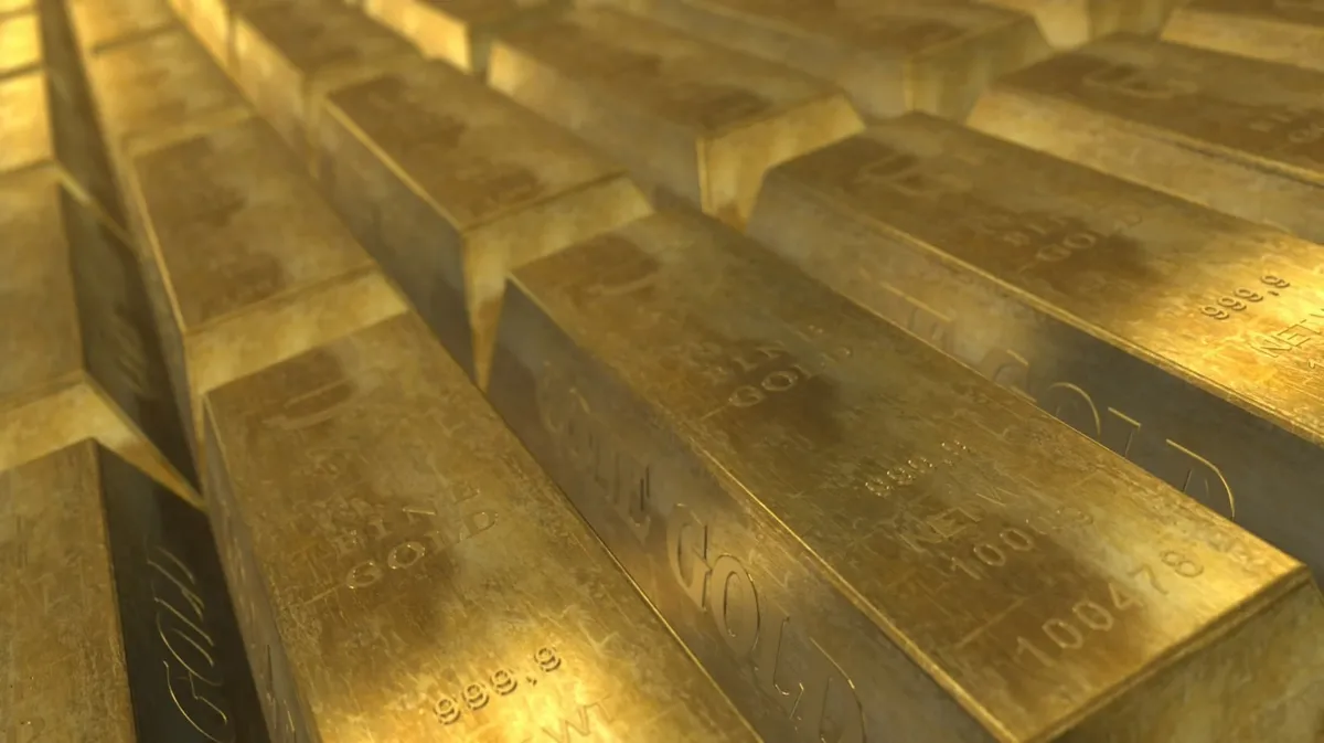 На фоне санкций россияне массово скупают драгоценные металлы. В чем сейчас безопаснее всего хранить сбережения - советы финансистов