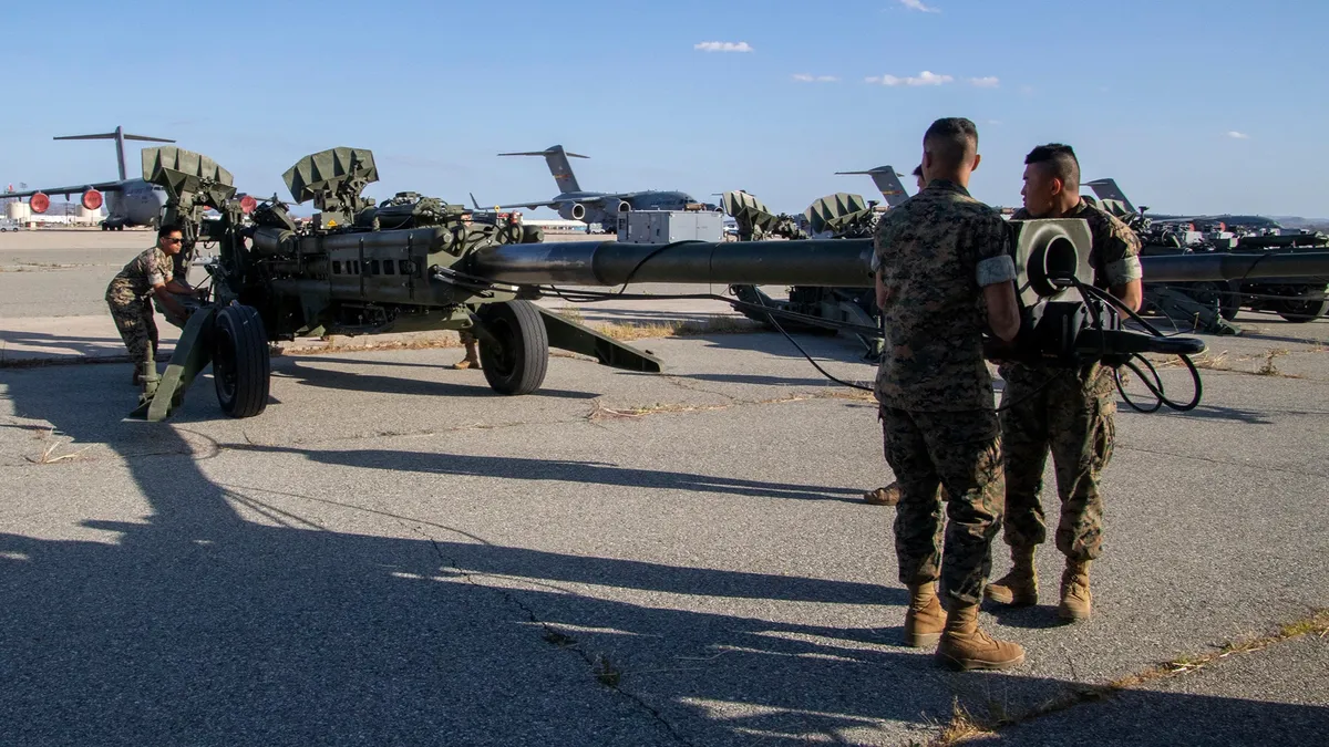 Корпус морской пехоты США готовит партию гаубиц M777 для загрузки на самолет C-17 ВВС США на авиабазе Марч в Калифорнии 19 мая для отправки на Украину. Фото: EyePress/Рейтер