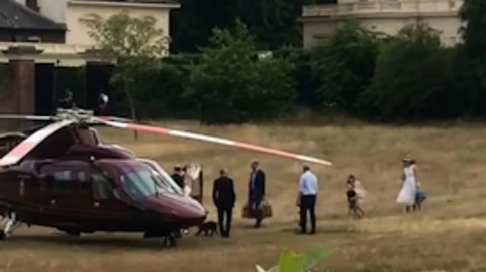 Принц Луи был замечен мчащимся к частному вертолету. Фото: TriangleNews