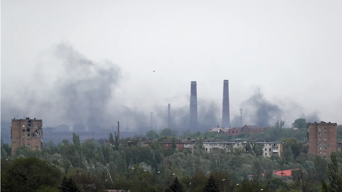 Дым поднимается над сталелитейным заводом «Азовсталь» в Мариуполе, Украина, 13 мая. Фото: Александр Ермоченко/AP