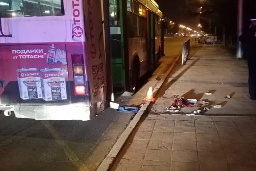Пассажирка выпала из троллейбуса и умерла в Новосибирске. Подробности трагедии