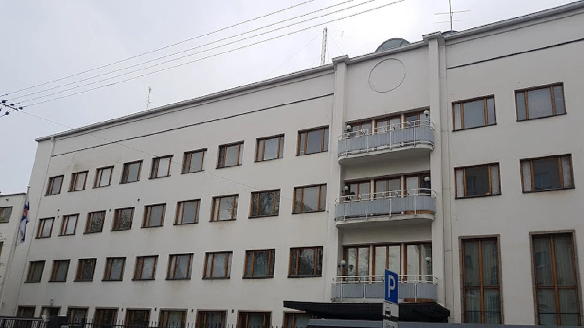 Неизвестные атаковали посольство Финляндии в Москве — видео
