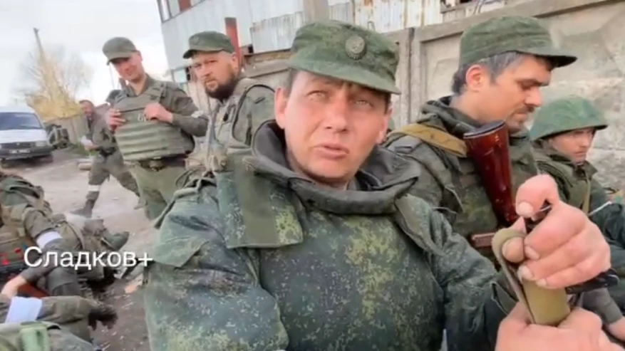 Военкор Сладков показал на видео бойцов Донецкого легиона «Железные каски». Перед заходом на «Азовсталь» они оказались довольны стопочкой купюр от блондинки