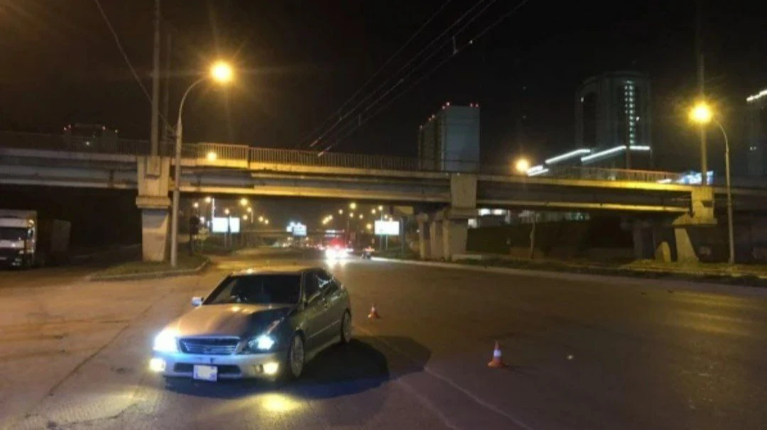 В Новосибирске водитель Toyota Altezza насмерть сбил девушку. Она перебегала дорогу в неположенном месте