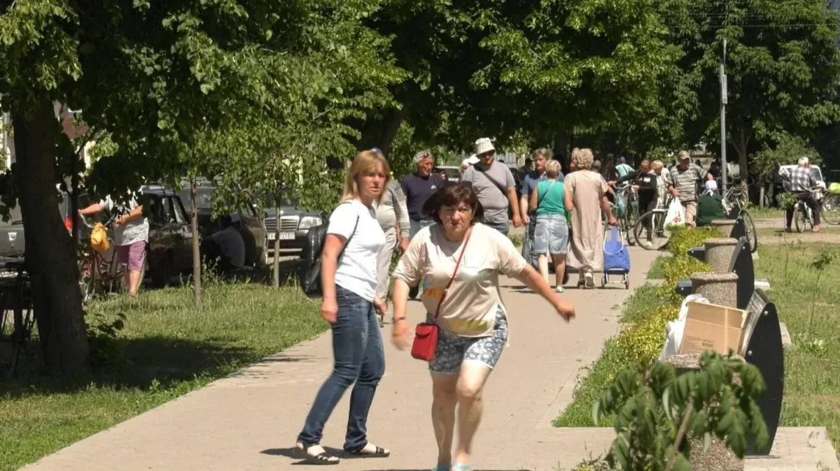 Местная жительница бежит, чтобы помочь раненым во время обстрела. Фото: Telegram