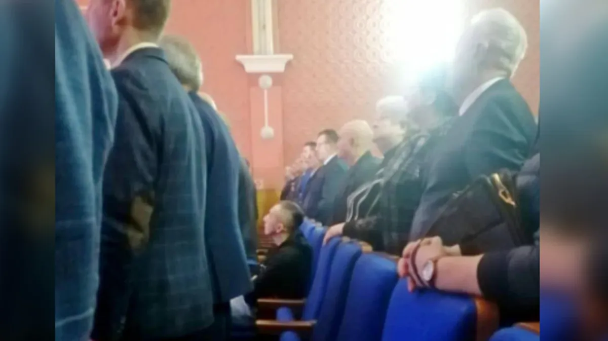 Российский депутат Александр Лепендин отказался встать с кресла во время звучания гимна из-за «забившихся на тренировке ног»