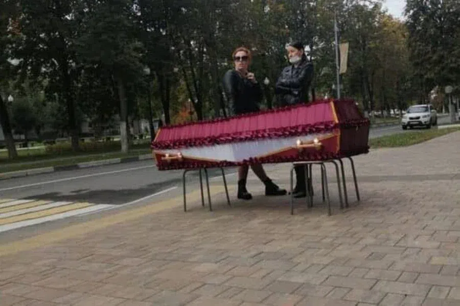 Гроб с телом сестры привезла к зданию горадминистрации жительница Балашихи: С нее потребовали 120 тыс. рублей за захоронение