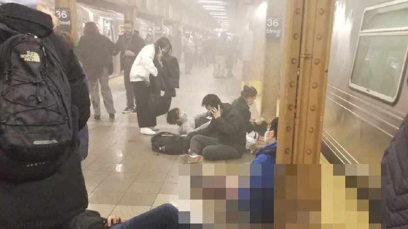 Shot: В метро Нью-Йорка открыли стрельбу. Предварительно известно, что пострадали 13  пассажиров