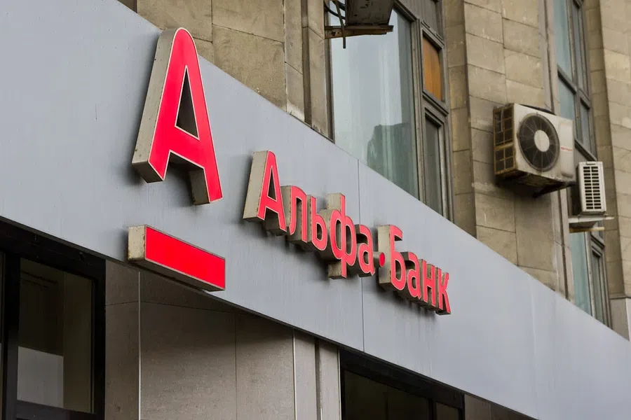 «Альфа-Банк» ввел комиссию за снятие наличных с кредитных карт