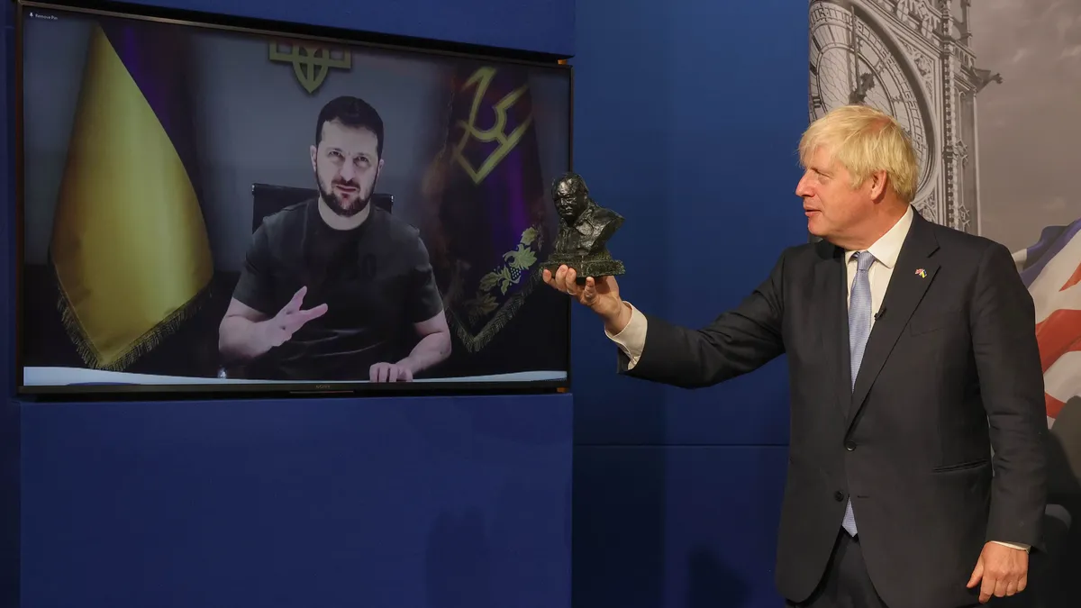 Премьер-министр Великобритании Борис Джонсон вручил  президент Украины Владимиру Зеленскому награду за лидерство - «Премию Черчилля» 