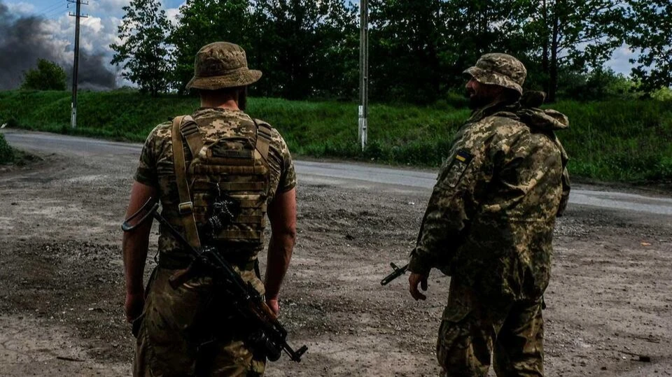 Украинцы сжигают тела иностранных наемников оставленных на позициях для затруднения их идентификации
