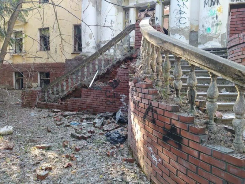 Величие руин: Видео в знаменитом заброшенном санатории Речкуновском в Бердске снял фотограф