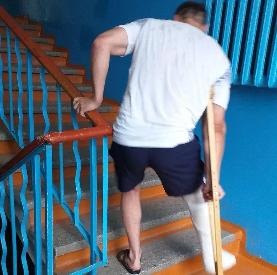 Пациенты в гипсе поднимаются на одной ноге по лестницам ЦГБ Бердска: Лифт только в красной зоне