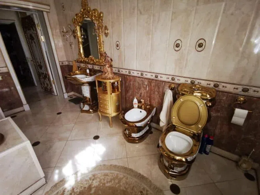 Прокуратура потребовала конфисковать золотой унитаз из дома экс-главы ставропольского ГИБДД, подозреваемого во взятках
