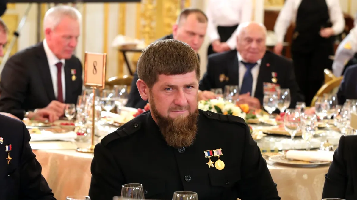 Глава Чечни Рамзан Кадыров обеднел в 14 раз. Получает в год «всего» 26,5 миллионов рублей