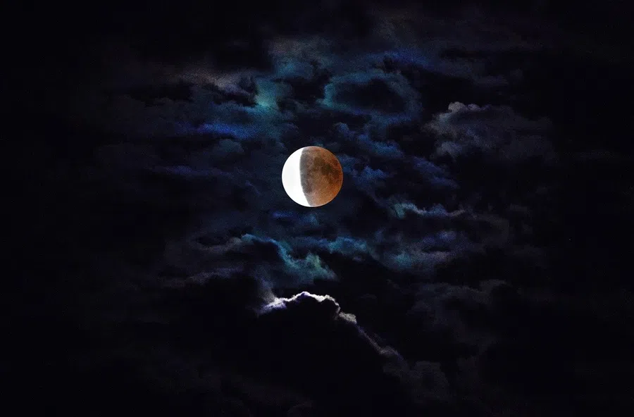Полнолуние, Лунное затмение и метеорный поток «Леонид»: как яркая ночь 19 ноября 2021 года отразится на людях, чем опасно такое совпадение для Земли