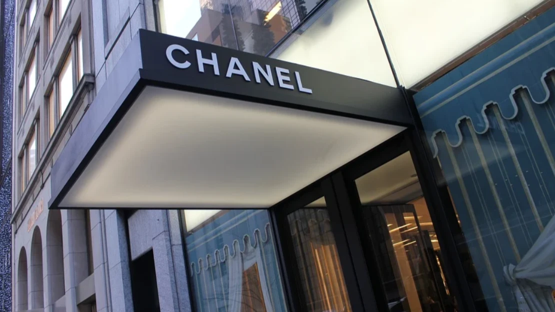 Магазины Chanel за границей продают русским товар только под «расписку»