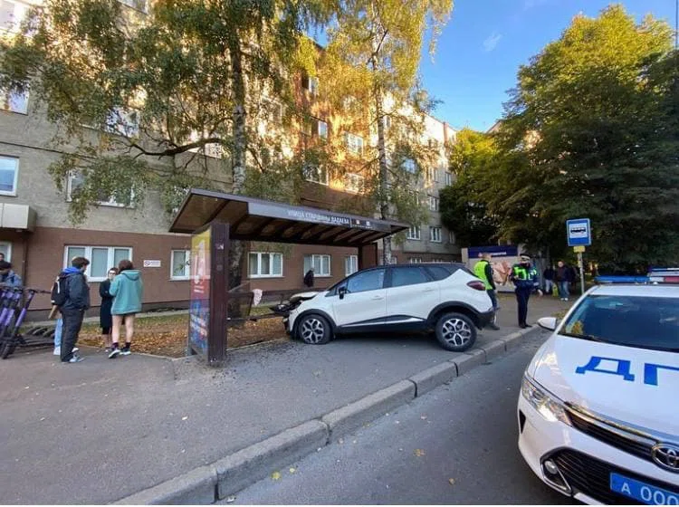 В Калининграде иномарка протаранила автобусную остановку. Есть пострадавшие
