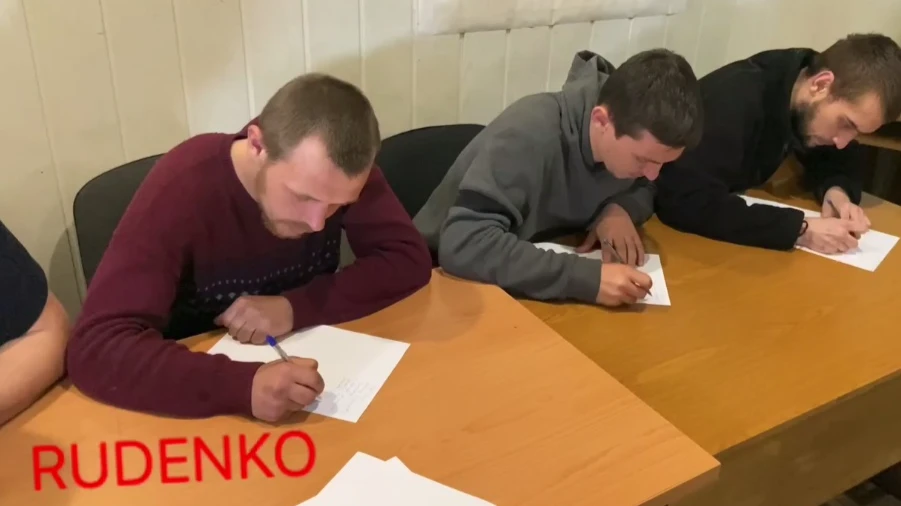 Заявление сели писать все вместе. Фото: скриншот с видео военкора Руденко