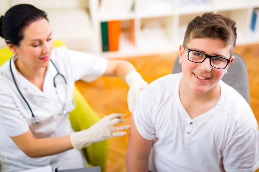 Вакцинация значительно снижает вероятность мультисистемного воспаления у подростков с коронавирусом
