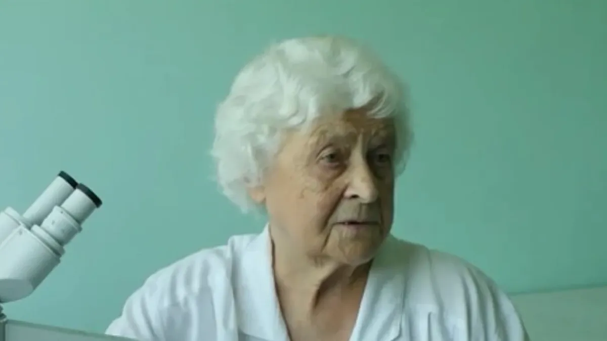 Блокадница Лора Ганич 65 лет работает врачом – последние 32 года в Донецке. Фото: скриншот с видео