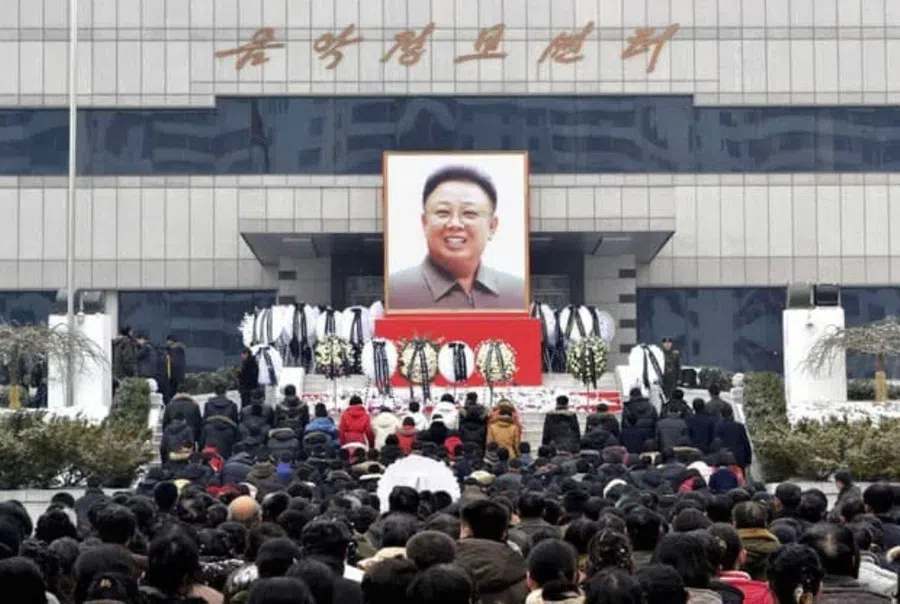В Северной Корее запрещено хоронить и веселиться: Идет траур в связи с 10-летием смерти вождя Ким Чен Ира
