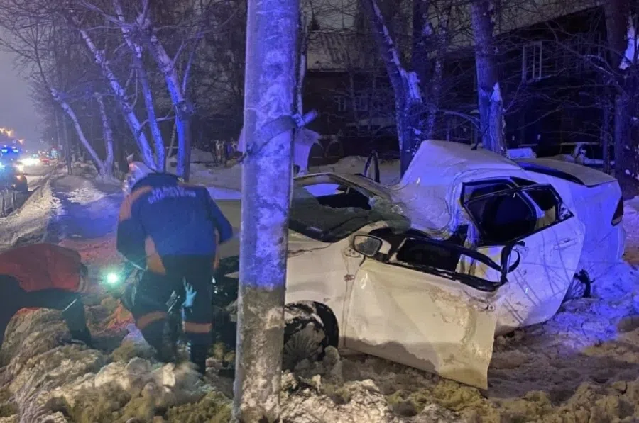 В Новосибирске погиб пассажир Volkswagen Polo, влетевший в столб