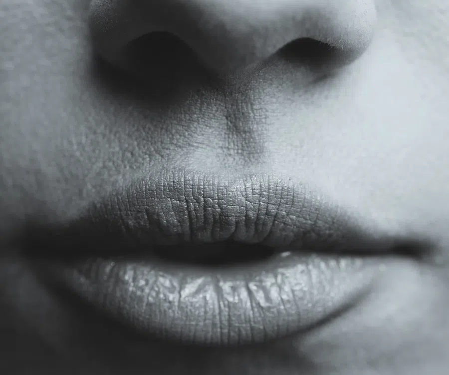 Американские врачи назвали серые губы, кожу и ногти симптомом коронавируса